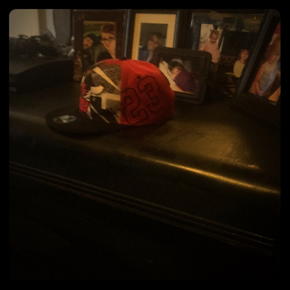 Snap back primuium flat bulls hat